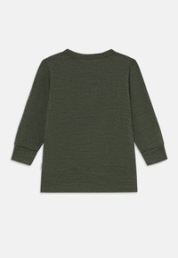 Dunkelgrünes Langarmshirt für Kleinkinder mit Rundhalsausschnitt, gerippten Bündchen und kleinem bunten Etikett an der linken Seitennaht.