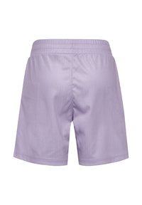 Lilla farvede shorts med elastisk talje og glat tekstur vist bagfra, med længde til midt på låret og uden synlige lommer eller pynt.