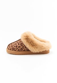 Pantoufle à motif léopard avec un épais revers en fausse fourrure, semelle texturée marron et forme arrondie. Conçue pour le confort et la chaleur.