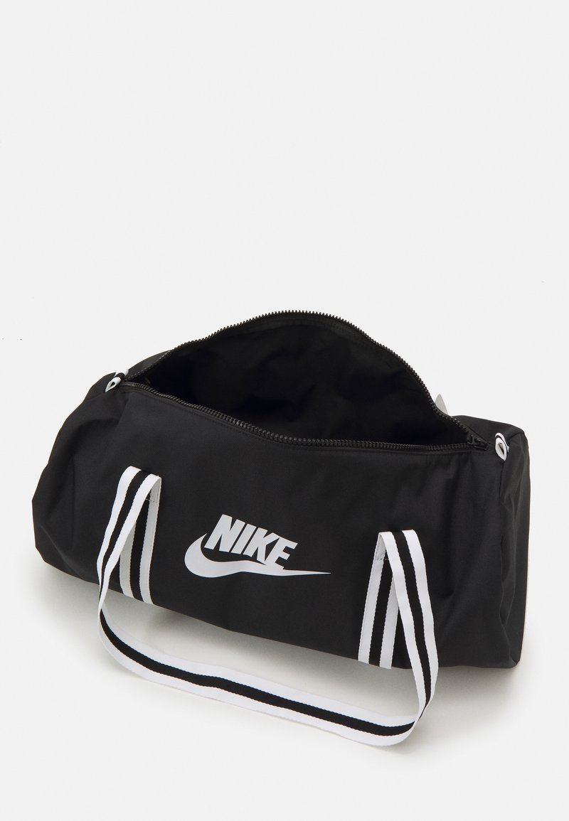 Herren Umhängetaschen | Nike Sportswear HERITAGE DUFF UNISEX Sporttasche black/black/white/schwarz - PH88816 Herren Umhängetaschen | Nike Sportswear HERITAGE DUFF UNISEX Sporttasche black/black/white/schwarz - PH88816