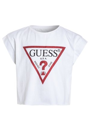 Biały krótki top z krótkim rękawem wykonany z bawełny, z czerwonym trójkątnym logo z napisem "GUESS" i "WASHED JEANS" na czarno oraz wzorem z pytajnikiem.