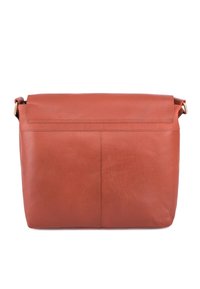 Sac en cuir brun avec une fermeture à rabat roulé, texture lisse et design sans couture. Présente des coutures discrètes et une silhouette élégante.