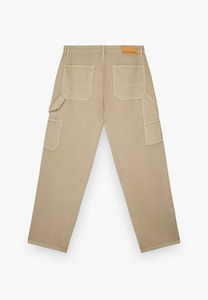 Beżowe spodnie robocze o prostych nogawkach, z dwoma tylnymi kieszeniami, dwoma bocznymi kieszeniami, szlufkami na pasek oraz małą beżową metką z napisem "BALMOHK" na pasie.