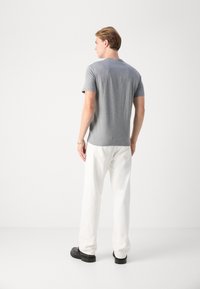 Calvin Klein Jeans HERO MONOGRAM TEE - T-shirt con stampa - medium grey heather