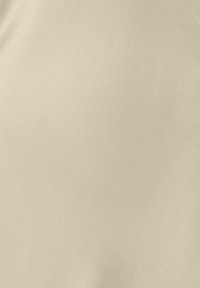 Texture de tissu lisse beige avec un grain subtil et fin et une coloration uniforme.
