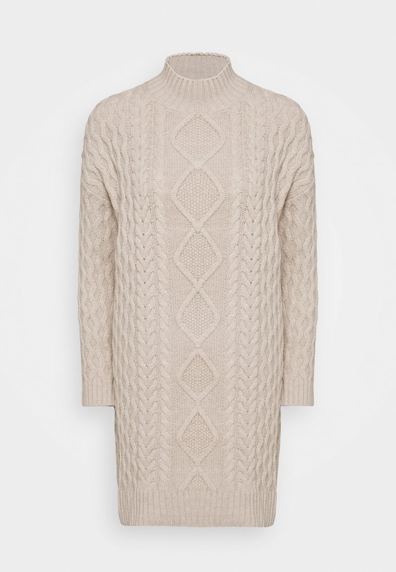 Robe en tricot beige avec un col haut à côtes et des manches longues, présentant des motifs de diamants et de tresses sur le devant.