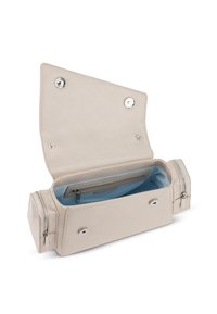 Hellbeige Leder-Crossbody-Tasche mit Klappenverschluss, silbernem Zubehör, zwei seitlichen Reißverschlusstaschen und einem blauen Stoffinnenraum.