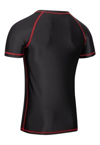 Sort atletisk T-shirt med korte ærmer, rund halsudskæring og røde kontrastsyninger langs sømmene. Glat, elastisk stof.