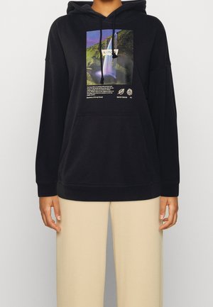 Hoodie noir en tissu doux avec une poche avant. Équipé d'un imprimé graphique coloré et de texte en blanc et jaune. Capuche à cordon réglable.