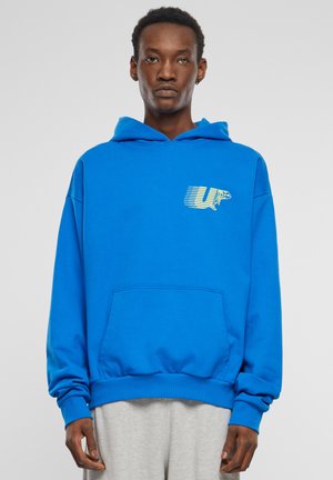 Blå hætte sweatshirt med en frontlomme, der har et grafisk logo i gul på venstre brystområde. Materialet er en bomuldsblanding, og den har en afslappet pasform.