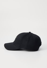 Casquette de baseball noire en coton avec une visière courbée, six trous de ventilation et un bouton sur le dessus. Présente un logo blanc minimaliste.