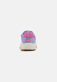 Shoe desportivo roxo e rosa com parte superior em malha, colarinho acolchoado e sola branca com sola de borracha para tração.