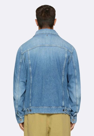 Giacca di jeans blu chiaro con colletto classico, yoke posteriore e pannelli a contrasto. Presenta maniche lunghe e polsini con bottoni.