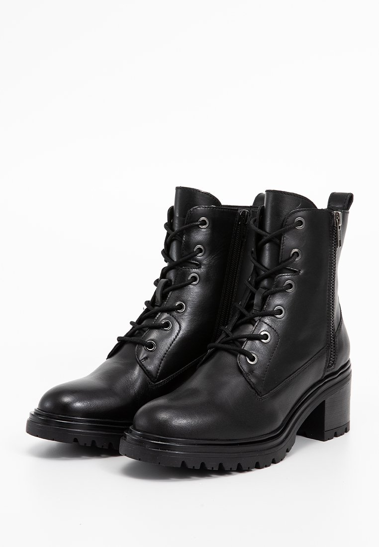Bottines en cuir noir avec un talon épais, fermeture à lacets à l'avant, fermeture éclair sur le côté et semelle texturée pour une meilleure adhérence. Finition lisse et détails de couture.
