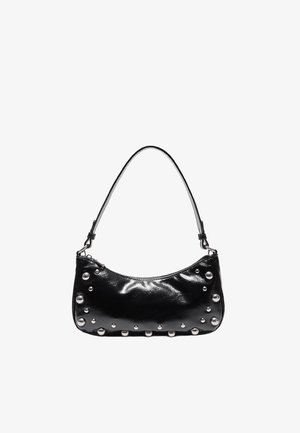 Borsa a tracolla in pelle verniciata nera con borchie rotonde argentate disposte a righe sul davanti, tracolla sottile e chiusura superiore con cerniera.