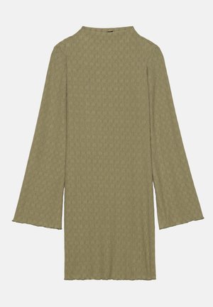 Långärmad klänning i texturerat olivgrönt tyg med ledig passform, med hög krage och lätt fransad fåll.
