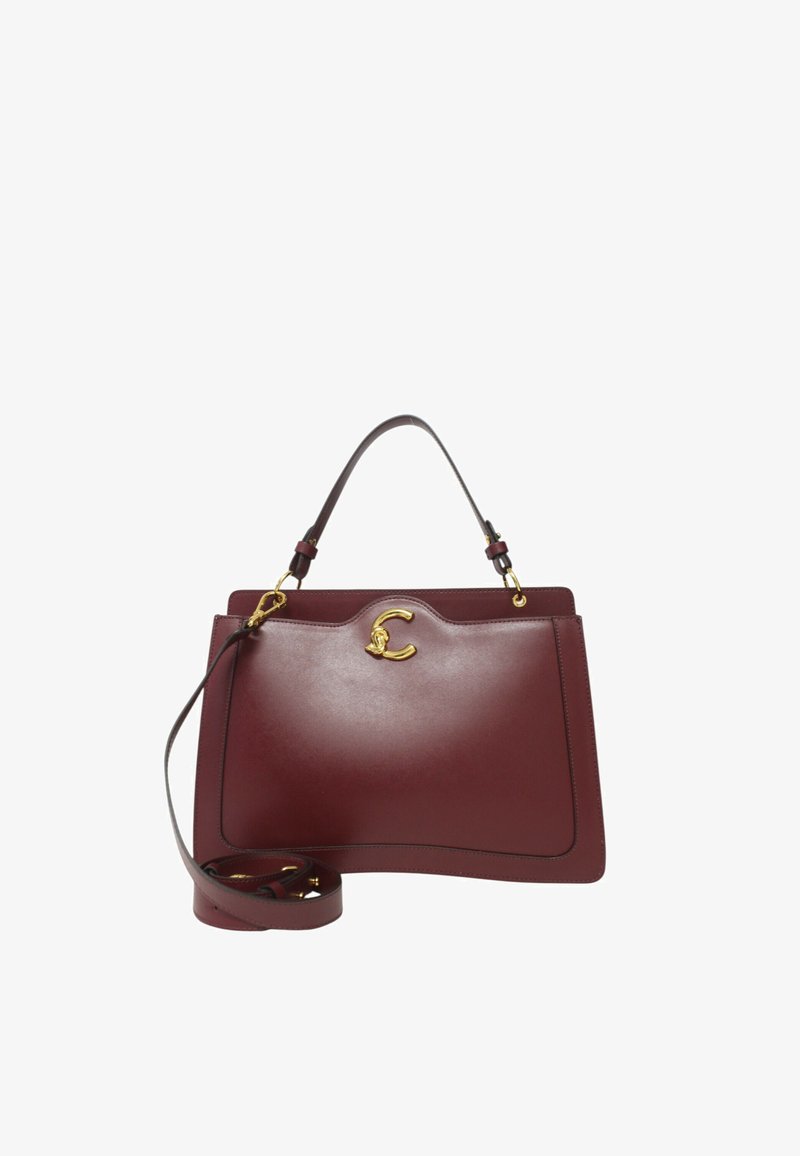 Borsa in pelle bordeaux con finitura liscia, hardware dorato, manico superiore e tracolla staccabile. Presenta un design curvo e un accento con logo.