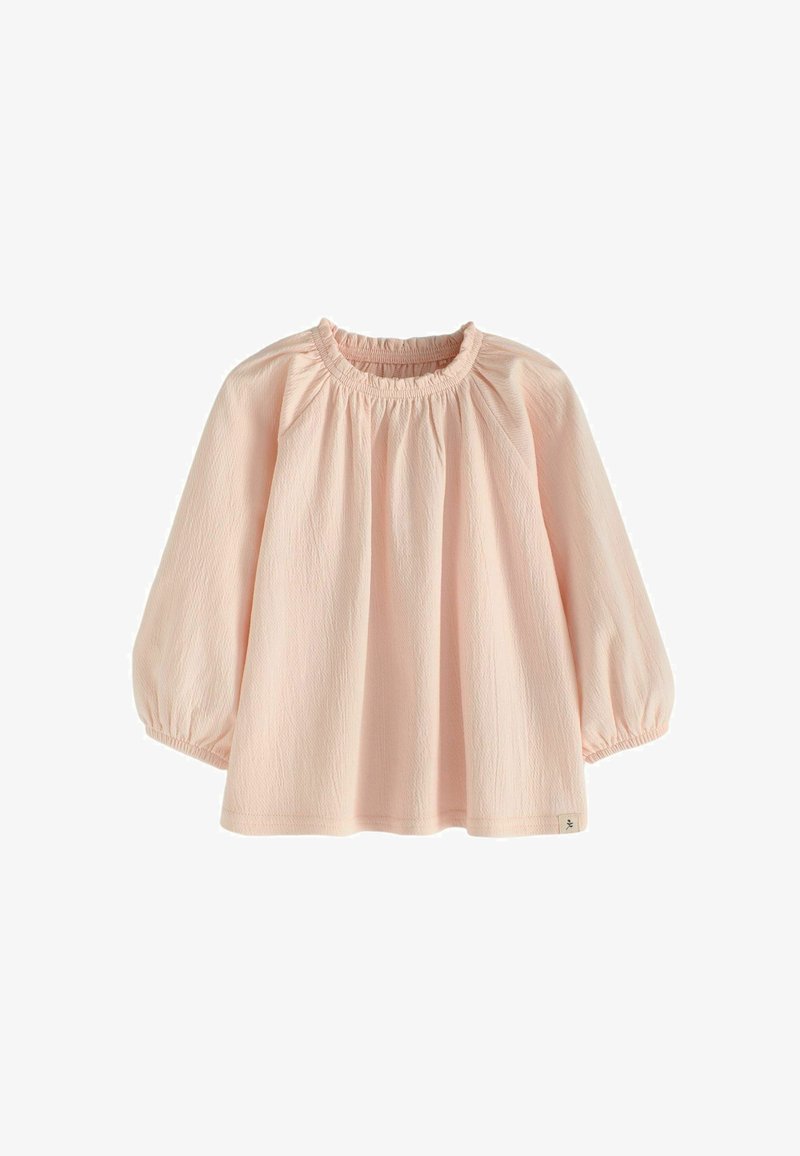 Lyserød bluse lavet af tekstureret stof, med en rund, samlet halsudskæring og lange puffærmer med elastiske manchetter.