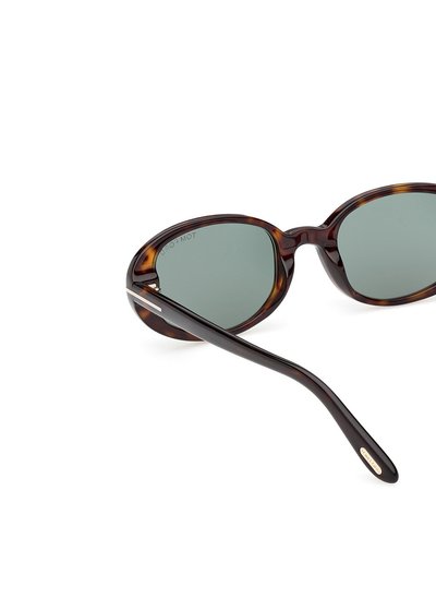 Gafas de sol con montura carey y lentes grises, de forma redondeada y con monturas de plástico suave. Cuentan con una patilla elegante con detalles metálicos.