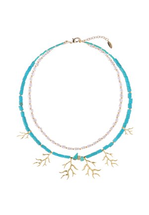 Collier multi-brins composé de perles turquoise, de perles blanches et d'accents dorés avec des breloques en forme de branches et une fermeture à mousqueton.