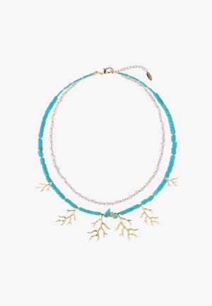 Mehrreihige Halskette mit Türkisperlen, weißen Perlen und goldfarbenen Akzenten, verziert mit astähnlichen Anhängern und einem Karabinerverschluss.