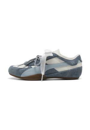 Lavprofilsneaker med blå ruskind og hvide læderpaneler, lyseblå stribe, hvide og mønstrede snørebånd og brun gummisål.