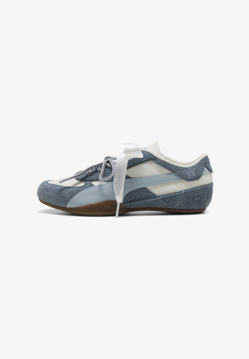 Low-Profile-Sneaker mit blauem Wildleder und weißen Leder-Paneelen, hellblauem Streifen, weißen und gemusterten Schnürsenkeln und brauner Gummisohle.