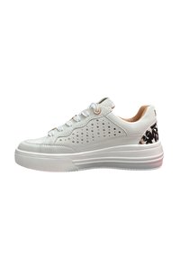 Witte leren sneaker met geperforeerd design aan de zijkanten, contrasterende dierenprintaccent aan de hak en rubberen zool.