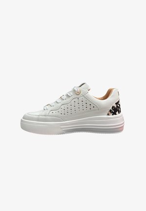 Baskets blanches en cuir avec un design perforé sur les côtés, accent en imprimé animal contrastant au niveau du talon et semelle en caoutchouc.