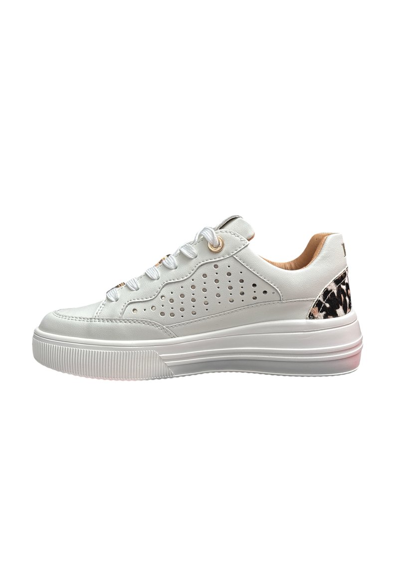 Witte leren sneaker met geperforeerd design aan de zijkanten, contrasterende dierenprintaccent aan de hak en rubberen zool.