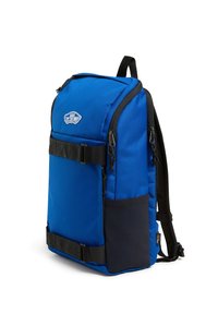 Zaino in tessuto blu con accenti neri, spallacci imbottiti, maniglia superiore e chiusura a doppia zip. Presenta una cintura frontale e un'etichetta con logo.
