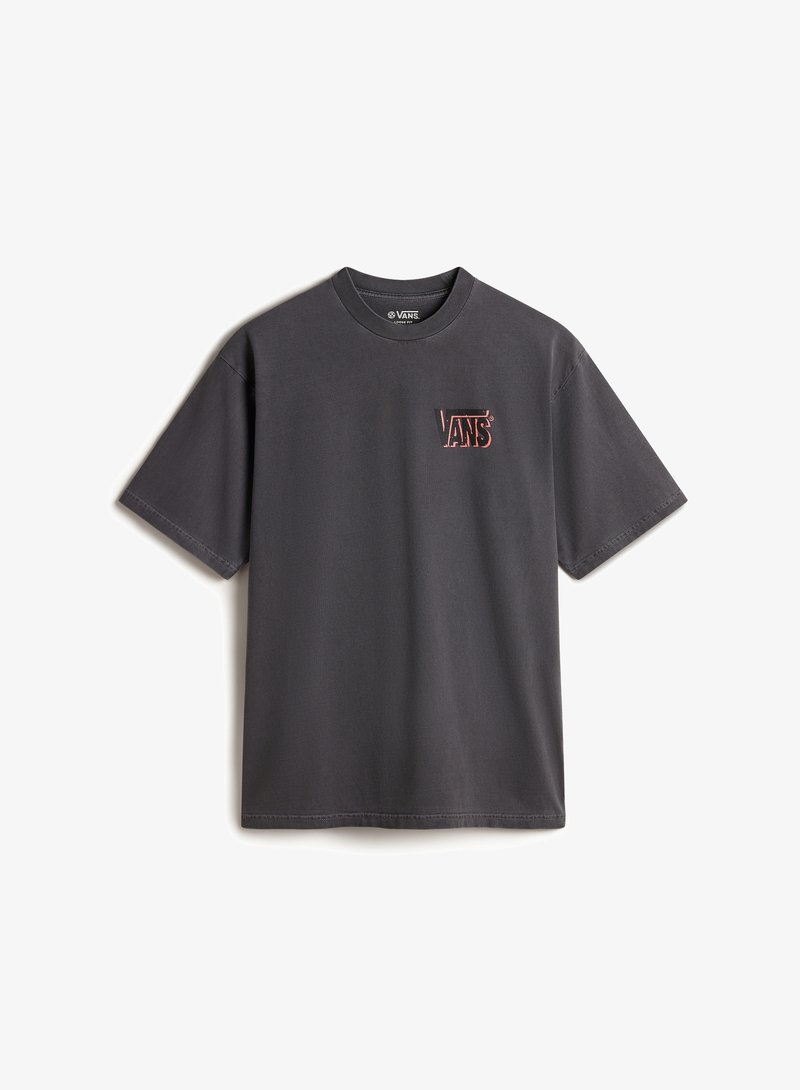 Grå t-shirt lavet af bomuld, med rund hals og korte ærmer. Venstre bryst har et rødt "VANS" logo design. Enkel, afslappet pasform.