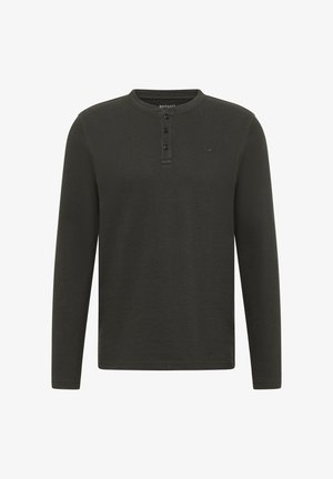 Dunkelgrünes Langarm-Henleyhemd mit drei Knöpfen am Kragen und einem kleinen, gestickten Logo auf der linken Brust.