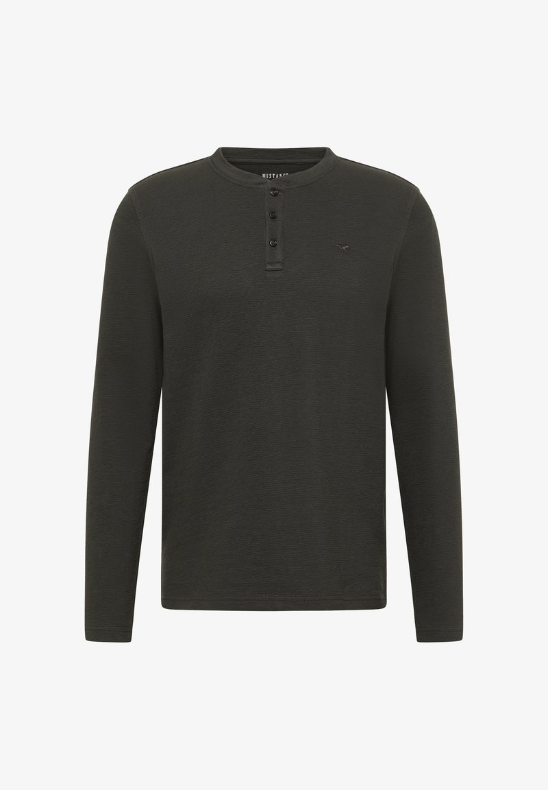 Chemise henley à manches longues vert foncé avec trois boutons au col et un petit logo brodé sur le côté gauche de la poitrine.