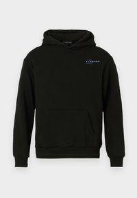 Svart hettegenser laget av bomullsblanding. Har en kengurulomme og en blå brodert logo på brystet. Ribbestrikkede ermer og hem.