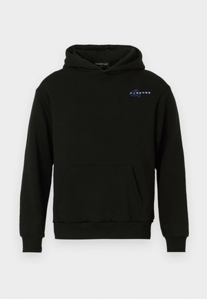 Melnā kapuci svārki, izgatavoti no kokvilnas maisījuma. Iezīmēts ar kangaroo kabatu un zilu izšuvumu uz krūtīm. Ribota piedurkņu un apakšmalas daļa.