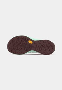 Semelle de chaussure avec des sculptures profondes en forme de flèche de couleur marron foncé et un logo Vibram jaune sur une semelle intermédiaire vert menthe clair.
