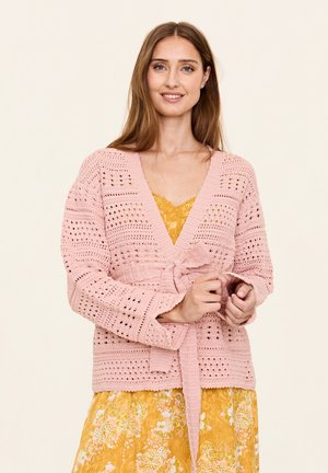Rosa, gestrickte Strickjacke mit V-Ausschnitt, offenem Design und einer Krawatte an der Taille. Mit Lochmustern und langen, ausgestellten Ärmeln.