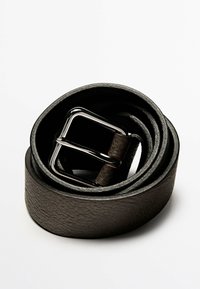 Svart läderbälte, texturerad yta, rullad design, blankt silverfärgat rektangulärt spänne och en subtil mörkbrown accent nära spännet.