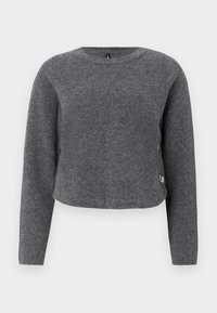Grå strikkegenser med lange ermer, rund hals og dekorative knapper på siden. Myk tekstur og kort design.