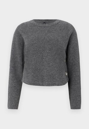 Pull en tricot gris à manches longues, col rond et boutons décoratifs sur le côté. Texture douce et design court.