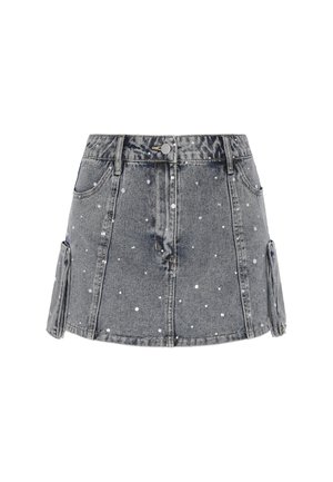 Fustă mini din denim gri cu model stropi de vopsea albă, buzunare frontale, buzunare cargo laterale, bucle pentru curea și închidere cu nasture.