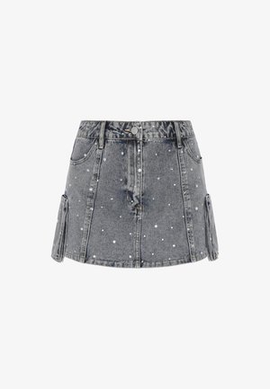 Fustă mini din denim gri cu model stropi de vopsea albă, buzunare frontale, buzunare cargo laterale, bucle pentru curea și închidere cu nasture.
