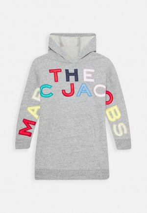 Grå hoodie med en frontlomme, der har flerfarvede broderede bogstaver, som staver "THE MARC JACOBS" langs ærmerne. Blødt, struktureret stof.
