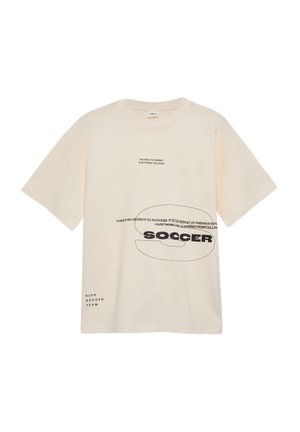 Beige T-Shirt mit kurzen Ärmeln, motivierendem Text und großem, umrandetem "S" sowie fett gedrucktem "SOCCER" auf der Vorderseite, dazu "SLVR SOCCER TEAM" nahe dem Saum.