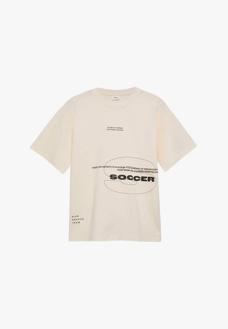 T-shirt beige à manches courtes avec texte motivant, grand "S" en contour et "SOCCER" en caractères gras imprimés sur le devant, ainsi que "SLVR SOCCER TEAM" près de l'ourlet.