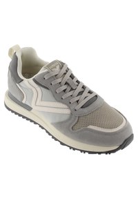 Baskets grises en matériaux suédés et en mesh, avec un motif d'accent géométrique blanc et une semelle rembourrée. Lacets de couleur gris assorti.