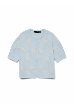 Cardigan bleu clair en matière douce, avec manches courtes et motifs de cerises beiges en relief. Fermeture à boutons sur le devant et ourlet côtelé.