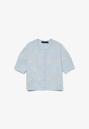 Cardigan bleu clair en matière douce, avec manches courtes et motifs de cerises beiges en relief. Fermeture à boutons sur le devant et ourlet côtelé.
