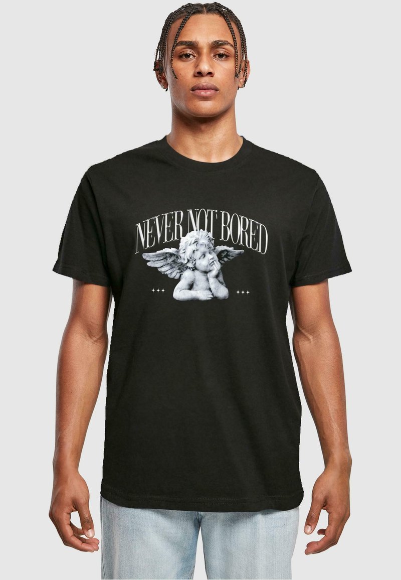 Zwarte katoenen t-shirt met een centrale afbeelding van een cherubijn met een nadenkende uitdrukking, tekst "NOOIT NIET VERVELD" in vetgedrukte witte letters.